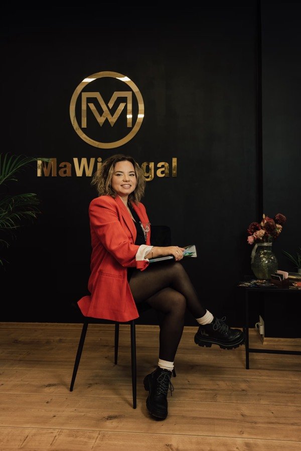 Консультантка MAWI LEGAL в офісі